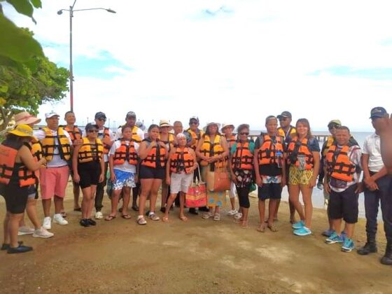 Momentos previo a una excursión de turistas por las bellezas de Montecristi.