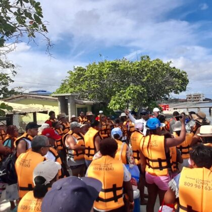 Momentos previo a una excursión de turistas por las bellezas de Montecristi.