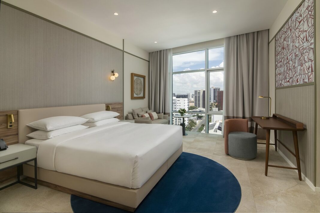 Hyatt Centric Santo Domingo coloca a los huéspedes en el centro del tentador paisaje culinario de Santo Domingo con lugares para almorzar, cenar o disfrutar de una comida ligera.