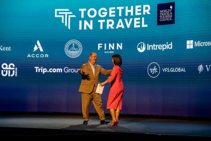 El turismo indígena inyectará 67 mil millones de dólares a la economía mundial, según informe del WTTC 10/10/2024 El WTTC lanza un informe histórico en la cumbre mundial de Perth Perth, Australia: El Consejo Mundial de Viajes y Turismo ( WTTC ) lanzó hoy un informe histórico en su Cumbre Global en Perth, Australia Occidental, destacando cómo se proyecta que el turismo indígena contribuirá con $ 67 mil millones de dólares a la economía global para 2034. El informe muestra el papel del sector en el impulso del crecimiento económico, particularmente en regiones remotas, y su contribución vital para la preservación cultural y el empoderamiento de la comunidad. Turismo indígena: un motor de crecimiento económico El turismo indígena está emergiendo rápidamente como un motor económico clave. Crea empleos y valor económico en áreas remotas. Promueve y protege las culturas, idiomas y tierras de los pueblos indígenas. Y brinda a los visitantes una oportunidad única de experimentar y aprender sobre la historia y la tradición indígenas. Con el mercado mundial del turismo indígena creciendo a una CAGR del 4,1% durante la próxima década para alcanzar los $ 67 mil millones, este sector está empoderando a las comunidades para tomar el control de su futuro económico. El interés y la participación en las experiencias turísticas aborígenes continúa creciendo en Australia Occidental, con los resultados más altos registrados hasta la fecha este año. Según la investigación sobre las experiencias y expectativas de los visitantes (VEER), casi nueve de cada diez visitantes están interesados ​​(87 %) y más de un tercio (36 %) participaron en el turismo aborigen en Australia Occidental en 2023-24. La contribución económica de las empresas de turismo aborigen sigue mejorando, y este sector añadió 63,8 millones de dólares al producto estatal bruto de Australia Occidental en 2021-22. Solo en Canadá, el sector del turismo indígena sustenta a casi 2000 empresas y más de 39 000 puestos de trabajo, lo que aportó 1700 millones de dólares canadienses a la economía en 2017. De manera similar, en la región Guna Yala de Panamá, el turismo es el principal motor económico, que sostiene al pueblo Guna y su cultura al tiempo que crea una economía autosuficiente. Este auge económico se ve impulsado por la creciente demanda de experiencias culturales auténticas en países como Canadá, Australia y Estados Unidos, entre otros. En Australia, más de 1,4 millones de visitantes internacionales participaron en experiencias de turismo indígena en 2019, lo que marca un crecimiento interanual del 6% desde 2010. En su intervención en la 24ª Cumbre Global del organismo mundial de turismo en Perth, Australia Occidental, Julia Simpson, presidenta y directora ejecutiva del WTTC, dijo: 