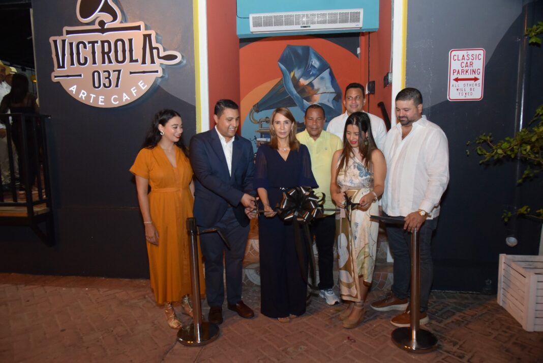 Victrola 037 Arte Café está ubicada en la avenida. Gregorio Luperon esquina Padre Castellanos, en el Malecón de la ciudad de Puerto Plata.
