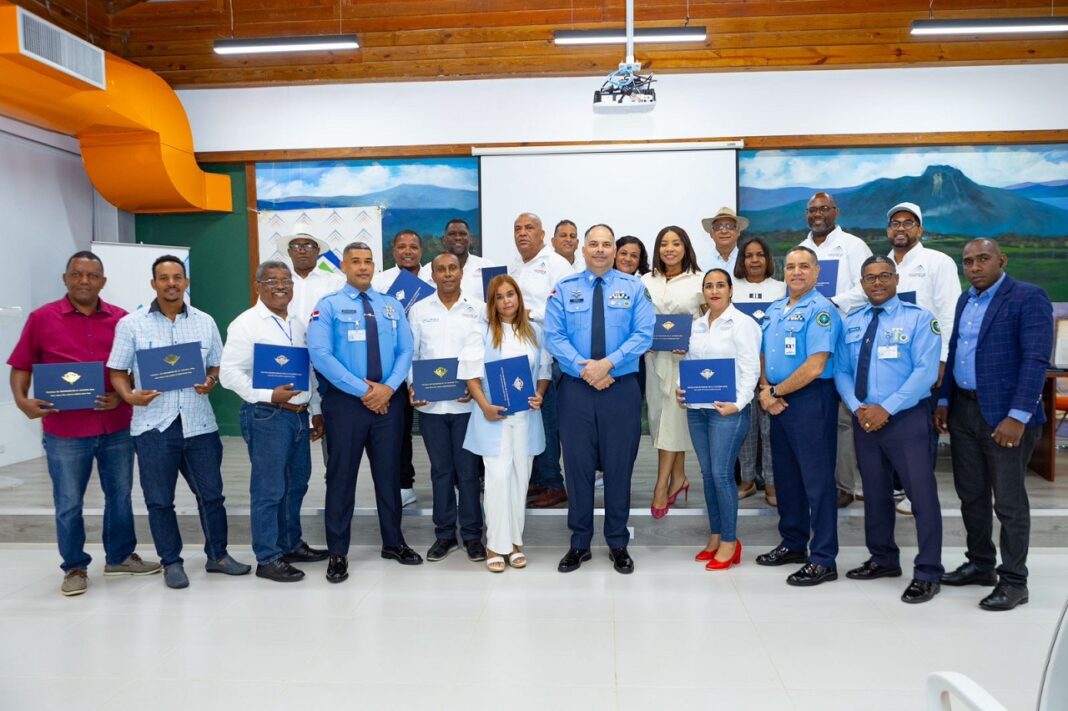 Participantes del taller “Manejo periodístico en la seguridad de aviación civil”, a cargo del Cuerpo Especializado de Aviación Civil (CESAC), en Sosúa.