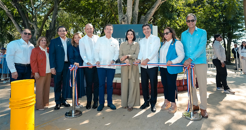 Desde la izquierda, los señores José Hernández Caamaño, Marieta Díaz, Daniel Rivera, Iris Cepín, Ulises Rodríguez, Ito Bisonó, Raquel Arbaje Christopher Paniagua, Rosa Santos y José Mármol.
