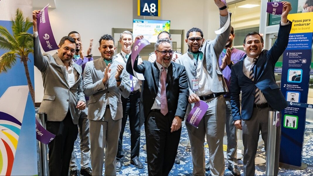 En la ceremonia de inauguración del vuelo DM 6705 estuvieron presentes destacados ejecutivos, como Ramón Miró, CEO de Corporación Quiport, y Gustavo Aguilar, gerente comercial y de desarrollo de rutas, junto a Garces y la tripulación.