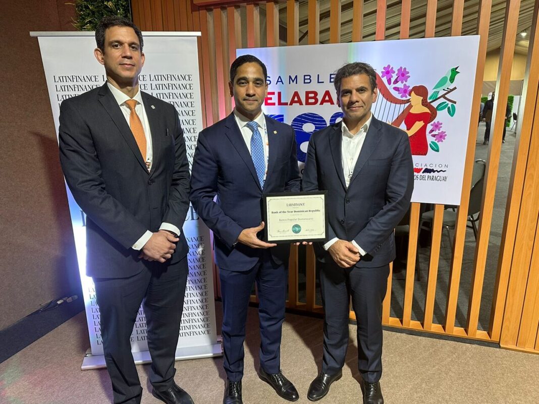 Desde la izquierda, los señores Luis Javier Jiménez, Edward Baldera y Taimur Ahmad.