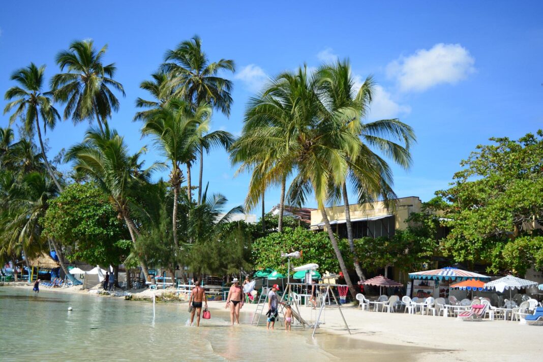 Boca Chica es uno de los destinos de playa de Santo Domingo próximo al Aeropuerto Internacional de las Américas
