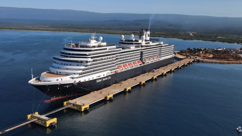 A noviembre de 2004 el puerto de Cabo Rojo está generando unos 600 empleos directos y se proyecta que al completar la tercera fase se espera impactar unos 1,500 empleos indirectos.