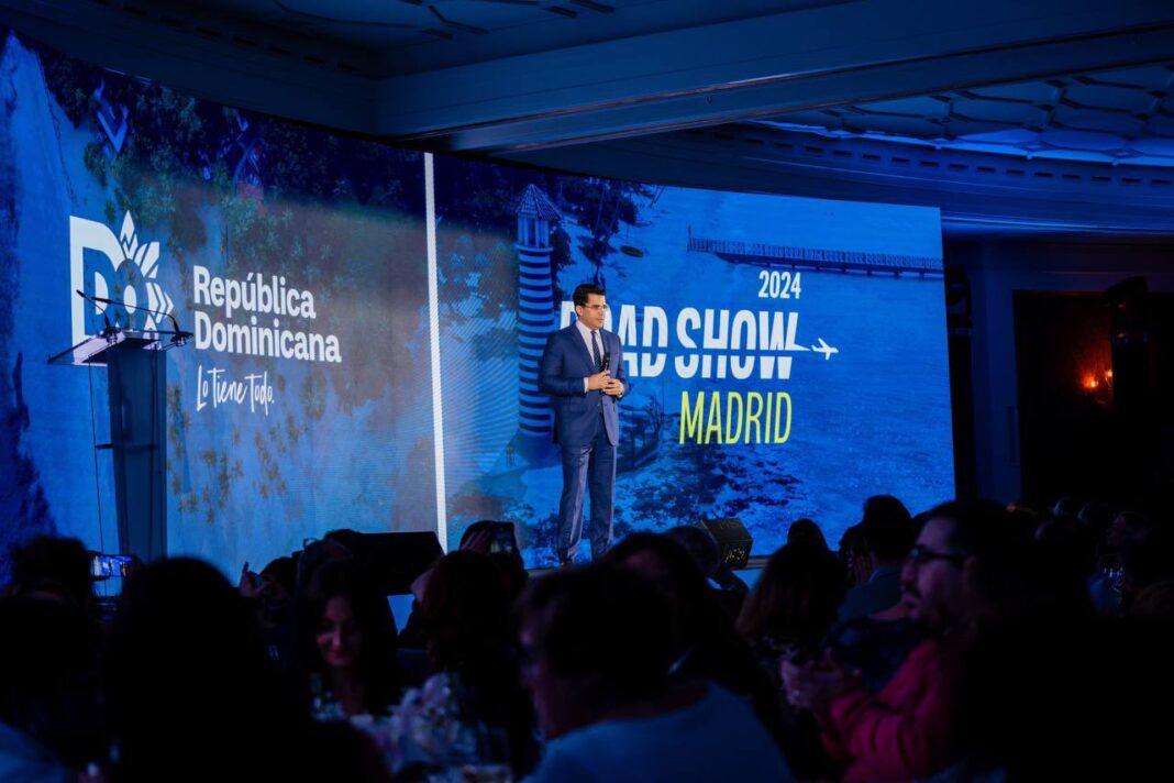 David Collado, ministro de turismo dominicano, expone las bondades del destino ante cientos de agentes de viajes y turoperadores españoles en Madrid.
