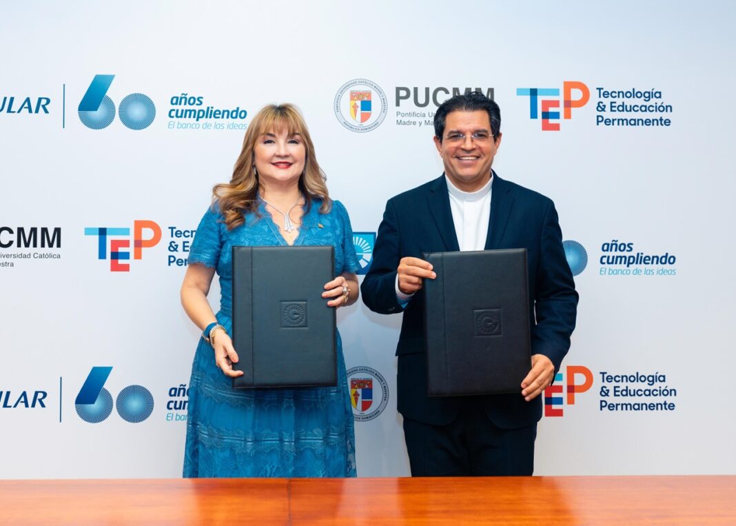 De izquierda a derecha, los señores Antonia Antón de Hernández y Secilio Espinal.