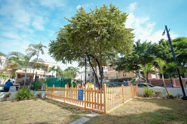 El parque incluye áreas recreativas como zona infantil, óvalo para mascotas y gimnasio al aire libre.