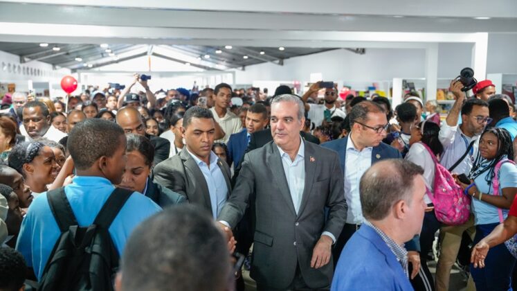 El presidente Luis Abinader durante su recorrido por la FILSD 2024