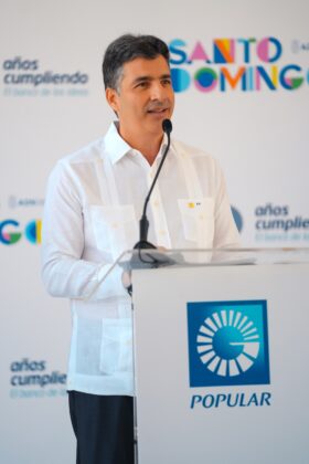 El señor Christopher Paniagua, presidente ejecutivo del Popular, explicó el compromiso de la entidad con el desarrollo y el bienestar de las comunidades.
