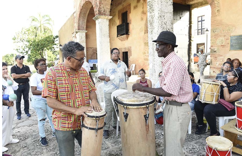 Palos y atabales a la Virgen de la Altagracia. Foto Centro León