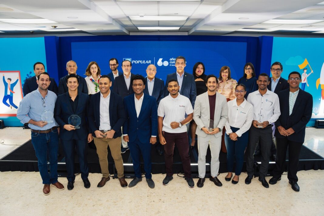 Ganadores de la séptima edición de Impúlsate Popular junto ejecutivos de la entidad