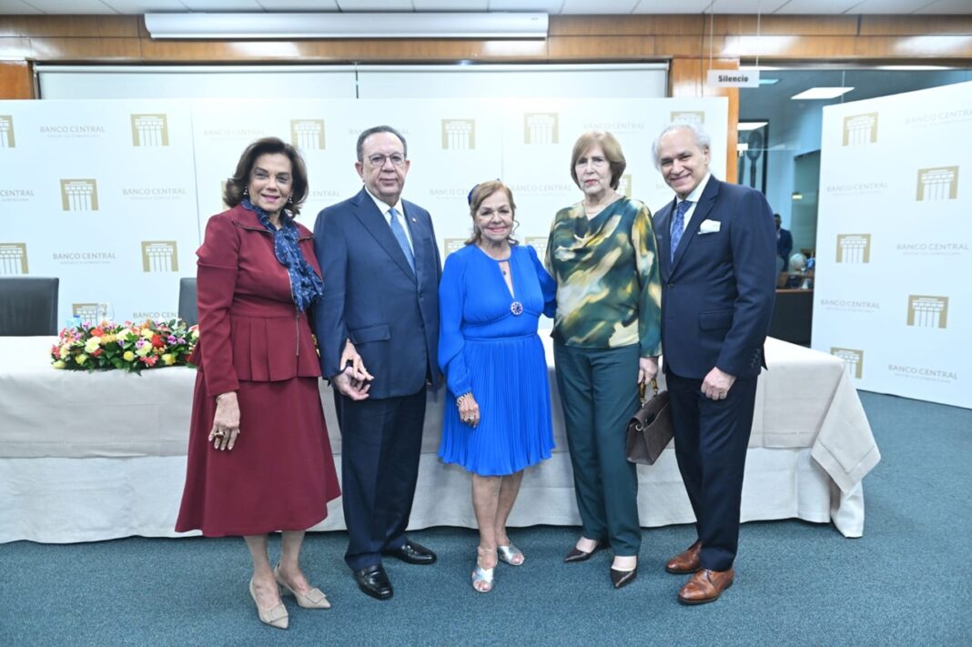 Durante la puesta en circulación, acompañaron al gobernador su señora esposa, doña Fior D’Aliza Martínez de Valdez; el gerente, Ervin Novas Bello; el contralor, José Ml. Taveras Lay; el subgerente de Políticas Monetaria, Cambiaria y Financiera, Joel Tejeda; y el subgerente cultural, José Gabriel Alcántara Almánzar, entre otros colaboradores de la institución