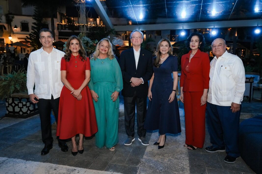 De izquierda a derecha, los señores Christopher Paniagua, Sandra Bisonó de Paniagua, Rosa Hernández de Grullón, Manuel A. Grullón, Carolina Mejía, Manuel E. Jiménez F. y Griselda Valdez de Jiménez.