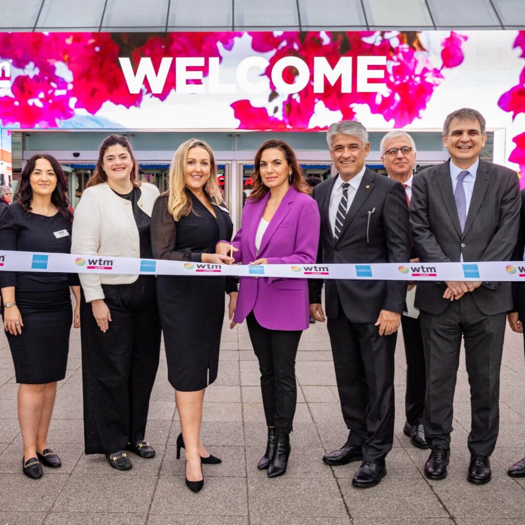 La directora de la WTM Londres, Juliette Losardo, dio la bienvenida a la ministra griega de Turismo, Olga Kefalogianni, y a su equipo.