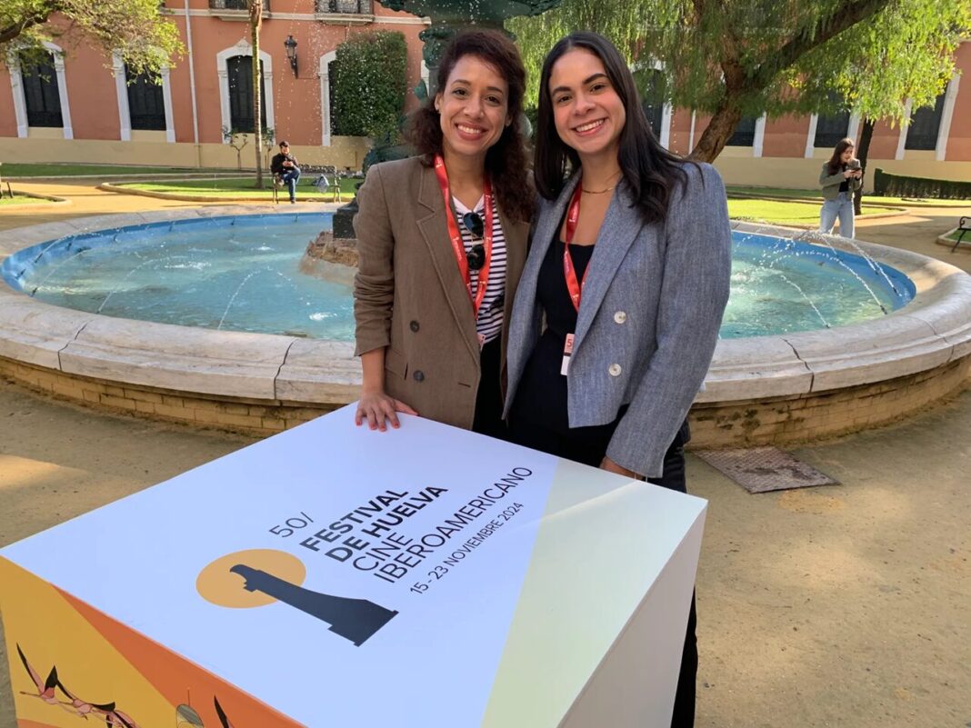 La productora de cine dominicana Alexandra Santana (i), y su colega y compatriota América Almodóvar (d), en el Festival de Cine Iberoamericano de Huelva. EFE Fermín Cabanillas