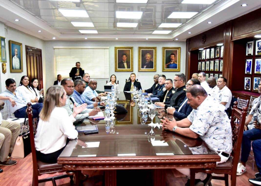 Autoridades de Turismo, Politur, Medio Ambiente, Control de Drogas, Ministerio Publico junto a hoteleros y turoperadores reunidos para acordar las acciones de seguridad y protección del destino Bayahíbe