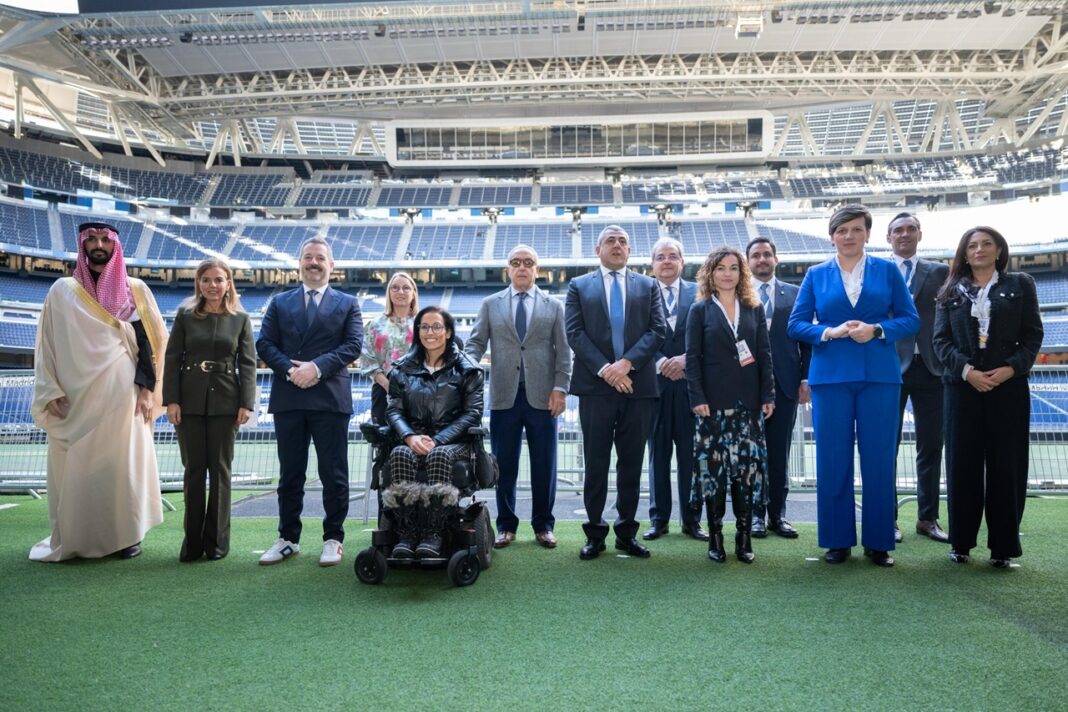 Zurab Pololikashvili, al centro, con las figuras principales del Tercer Congreso Internacional de Turismo Deportivo
