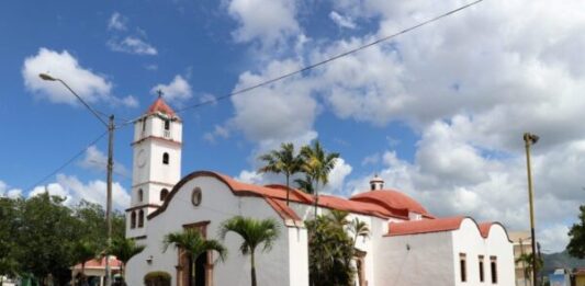 La Basílica Santísima Cruz, una de las diez principales iglesias de América Latina, la tercera fundación hecha por los españoles en el Nuevo Mundo. Comenzaron a construirla en el año 1506 y se culmina en 1556. Forma parte por ley del Patrimonio Arquitectónico de la República Dominicana.
