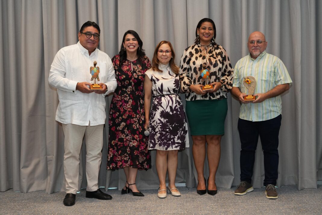 1. Miguel Calzada, Yudit García, Fabeth Martínez, Yenny Polanco Lovera y Javier Noguera.