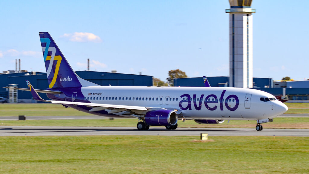 Avión de Avelo despega del Aeropuerto Internacional Bradley de Hartford (BDL).