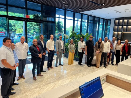 Directivo del Clúster Turístico de Santiago y de la Asociación de Hoteles de la provincia durante el recorrido por el AC Marriott.