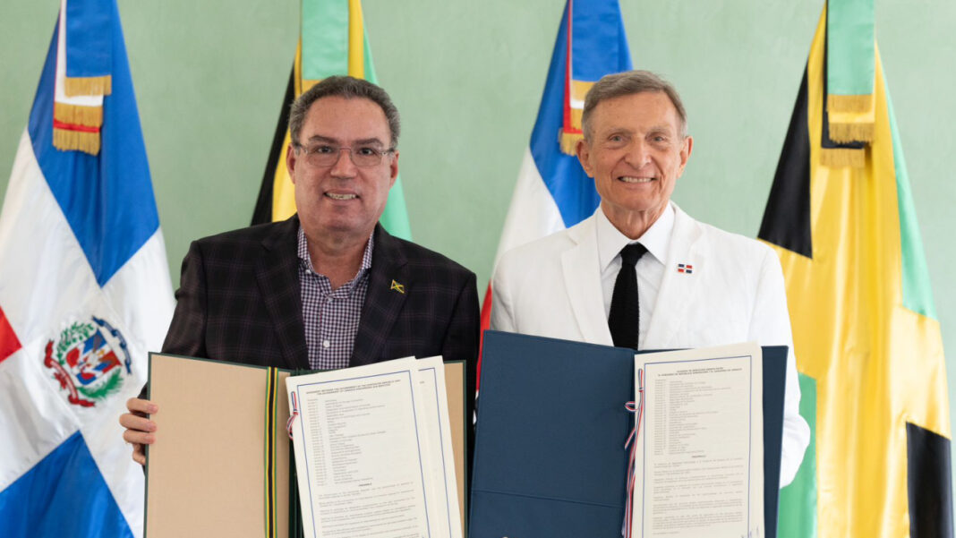 El canciller dominicano Roberto Álvarez, y el ministro de Ciencia, Energía, Telecomunicaciones y Transporte de Jamaica, Daryl Vaz, tras la firma del acuerdo.