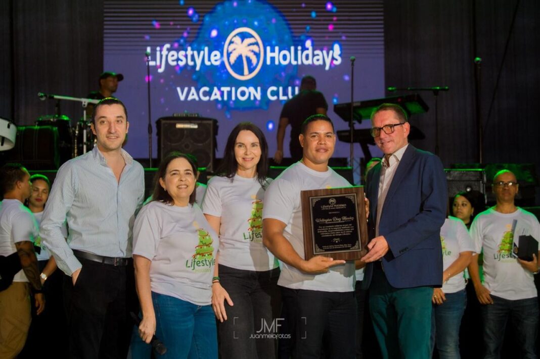 De derecha a izquierda Markus Wischenbart, presidente Grupo Lifestyle, Wellington Díaz, director corporativo de entretenimiento, Anja Wischenbart, vicepresidenta Grupo Lifestyle, Mirian Sánchez, directora corporativa de Recursos Humano y José Vaquer gerente hoteles Lifestyle.