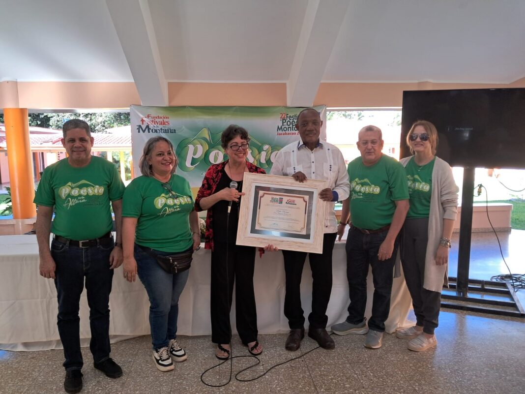 Momento en el que , Manuel Francisco Llibre Otero, Pedro Antonio Valdez, Yolanda Ramírez. Maritza Leonardo y Taty Hernández entregaron el reconocimiento a Mateo Morrison en Jarabacoa.