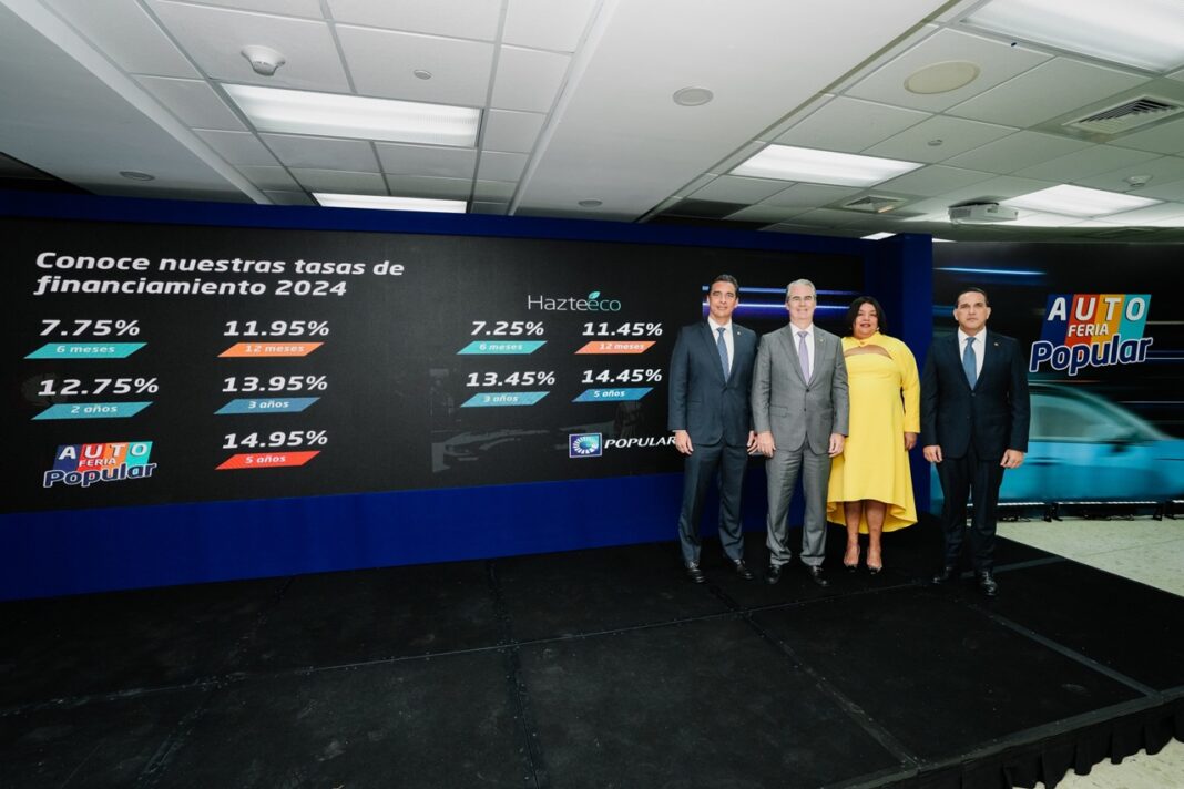 Desde la izquierda, los señores Francisco Ramírez, vicepresidente ejecutivo de Negocios Personales y Sucursales; René Grullón, vicepresidente ejecutivo senior de Negocios Nacionales e Internacionales; Giselle Moreno, vicepresidenta del Área de Mercadeo y Leonte Brea, vicepresidente del Área de Negocios Zona Metro Oeste y Canales Comerciales.
