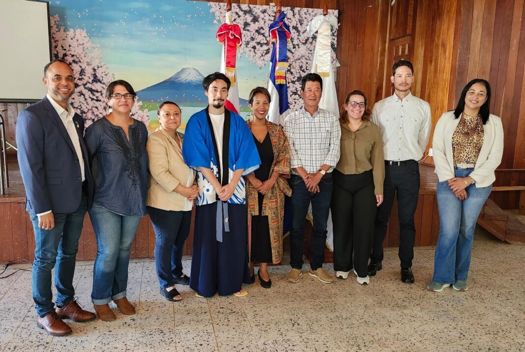 Kelvin Almeida, Lisette Gil, Doris Holguin, Sakaguchi Kota, Milka Hernández, Teruki Waki, Thelma Alcántara, Shinji Waki y Jakaira Cid 2