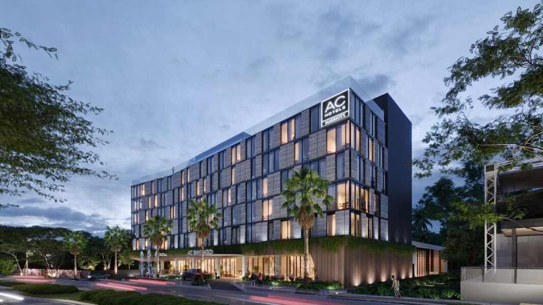 El Hotel AC Marriott Santiago está ubicado en la calle del Sol en el sector La Zurza II de la Zona Monumental.
