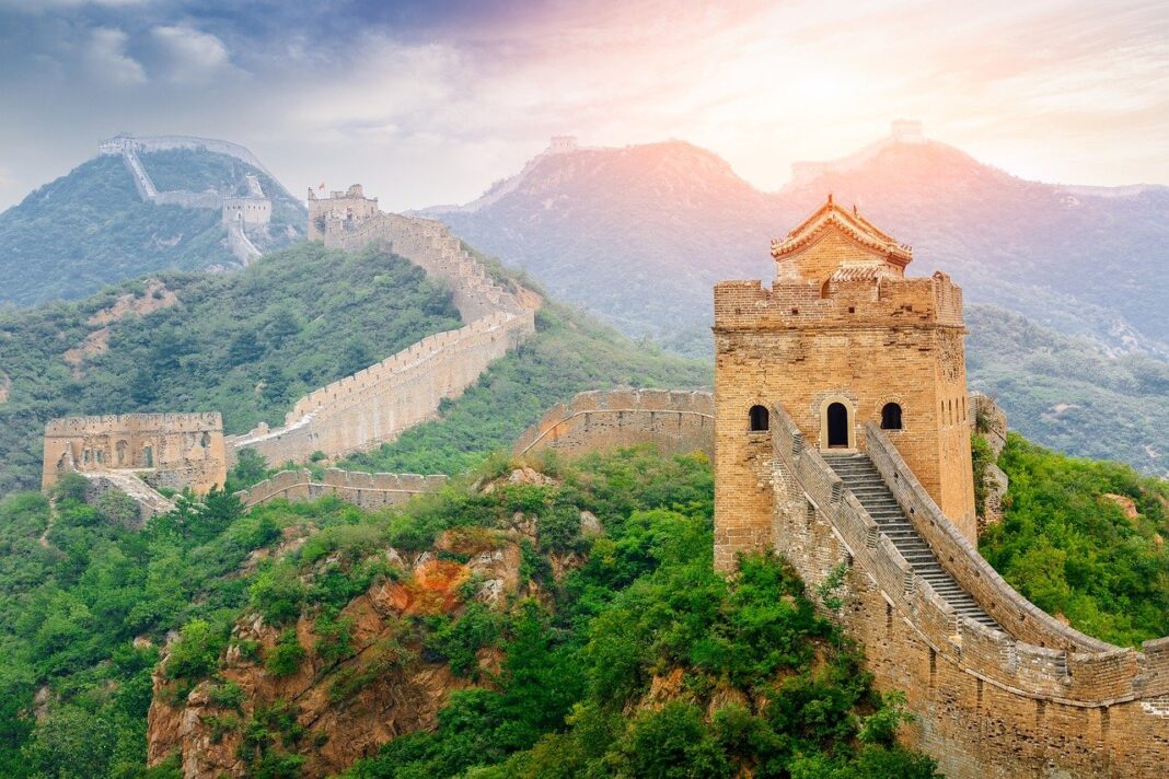 Imagen de Gran muralla china, Montañas y Bosques.