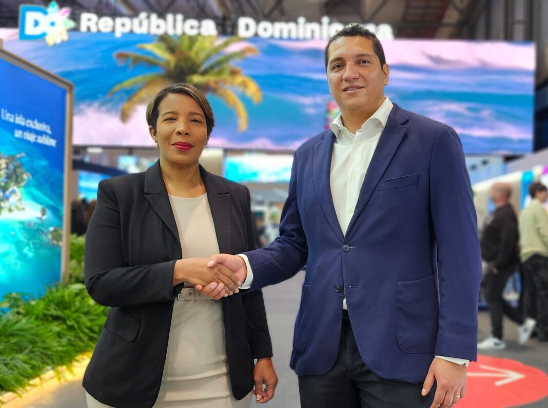 Milka Hernández, gerente general del Grupo Sarma y Camilo Gómez, Sales Manager, Hospitality de PressReader, tras la firma del acuerdo en Fitur 2025.