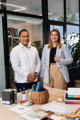 Los ejecutivos SDH Juan Martínez y Pamela Mallén