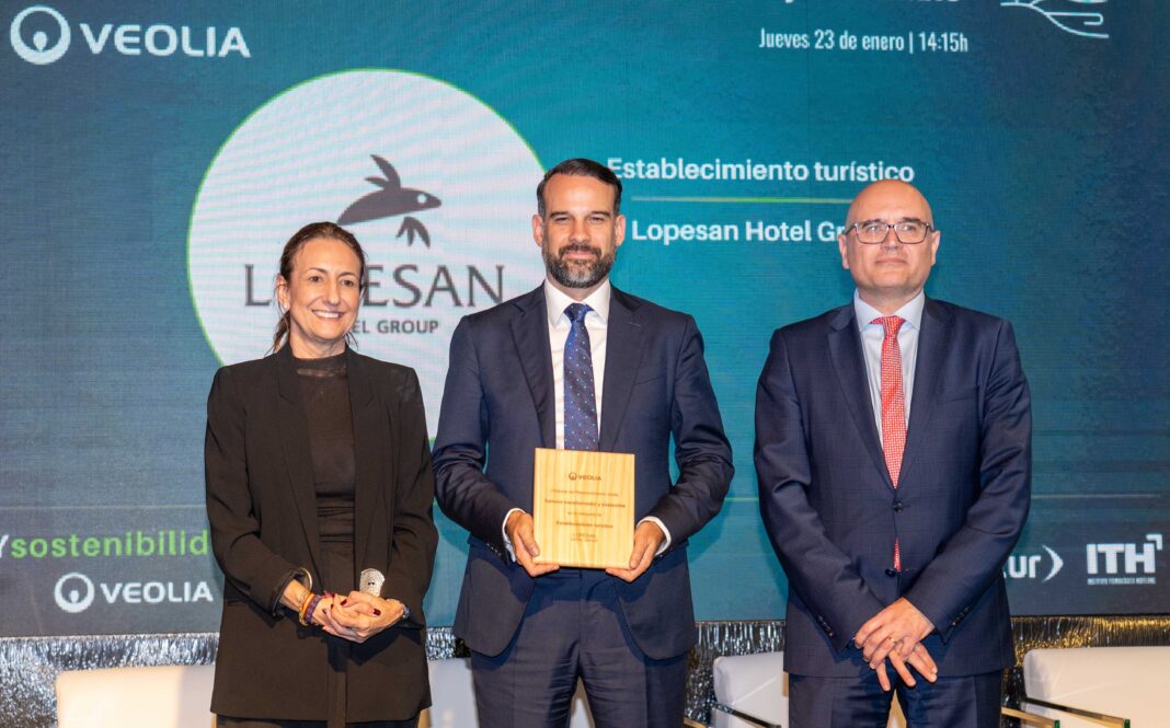 Lopesan Hotel Group recibió el premio Veolia al “Turismo transformador y sostenible” y el galardón “Los más ecoístas” del Grupo Piñero durante Fitur 2025.