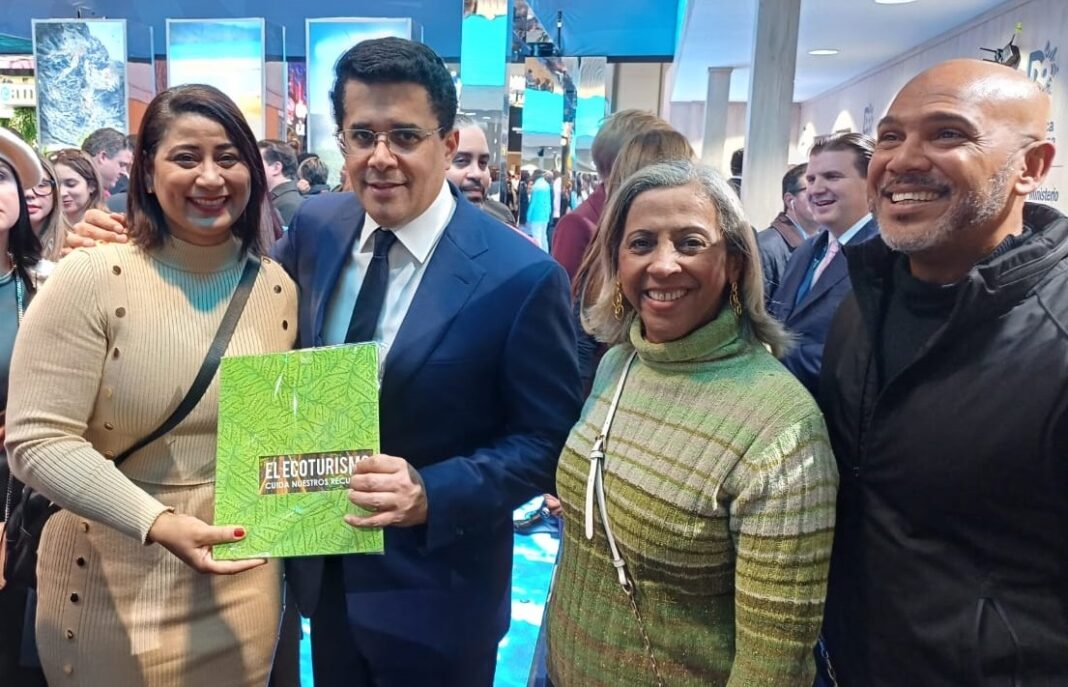 El ministro de Turismo, David Collado recibe un ejemplar de la revista Turismo Dominicano. Le entregan Yenny Polanco Lovera Lovera, Mayra De Peña y Salvador Batista.