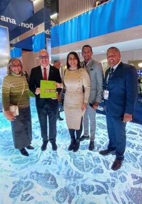 Mayra De Peña y Yenny Polanco Lovera le entregan la revista ‘Turismo Dominicano’ a Igor Rodríguez, director del IDAC.