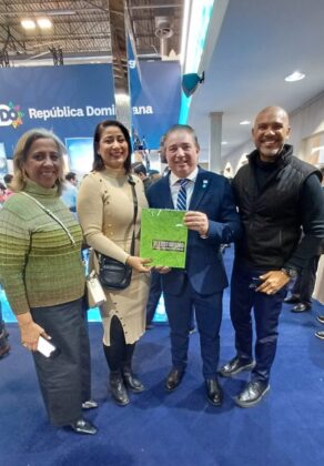 Mayra De Peña, Yenny Polanco Lovera y Salvador Batista entregan la revista Turismo Dominicano a Héctor Porcella.