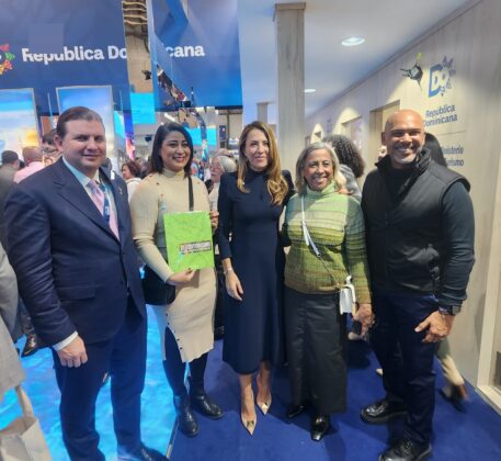 Andrés Marranzini recibe la tercera edición de la revista Turismo Dominicano. Le entregan Yenny Polanco Lovera, Mayra De Peña y Salvador Batista.