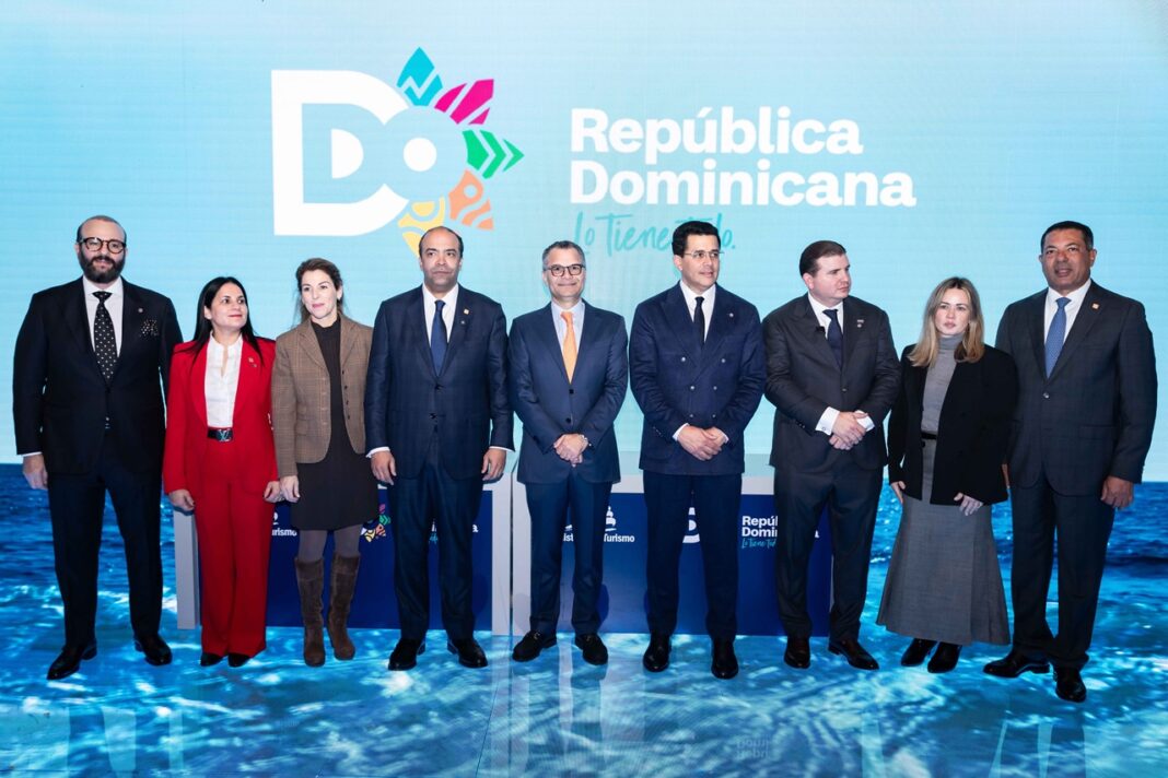 Francisco Elías, vicepresidente ejecutivo senior de Empresas Subsidiarias Reservas; Deyanira Pappaterra, vicepresidenta de Negocios Turísticos Banreservas; Samuel Pereyra, presidente ejecutivo de la entidad bancaria; David Collado, ministro de Turismo; Mauricio Hamui, del Grupo ITM; Andrés Marranzini; director ejecutivo del Fideicomiso para el proyecto Punta Bergantín; e Ysidro García, vicepresidente ejecutivo senior de Negocios del Banco, hacen el anuncio en FITUR de la construcción del Parque Temático, en Punta Bergantín.