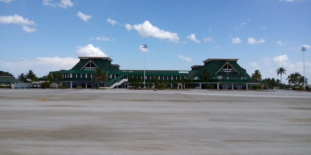 Aeropuerto Internacional Frank País García en Holguín, Cuba