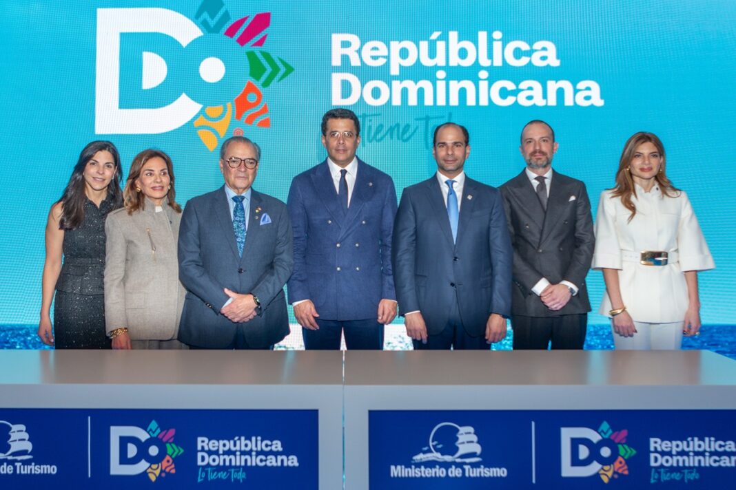Ejecutivos de Rosewood Hotels & Resorts y del Grupo Puntacana junto al ministro David Collado durante el anuncio del hotel de lujo.