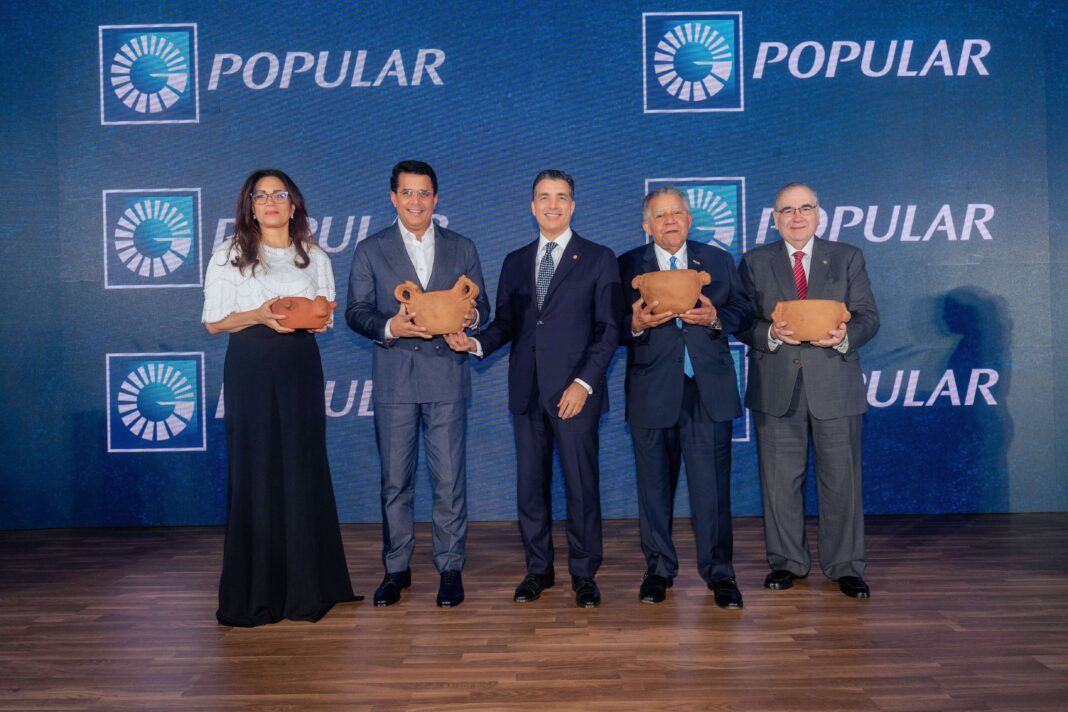 De izquierda a derecha, la señora Anabel Bueno, David Collado, Christopher Paniagua, Juan Bolívar Díaz y Manuel García Arévalo.
