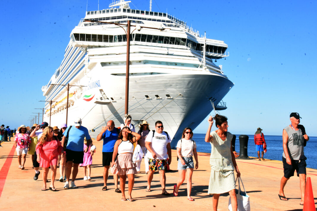 Costa Fascinosa, de Costa Cruceros llegó por primera vez a Port Cabo Rojo con 3,109 pasajeros y 1,033 tripulantes.