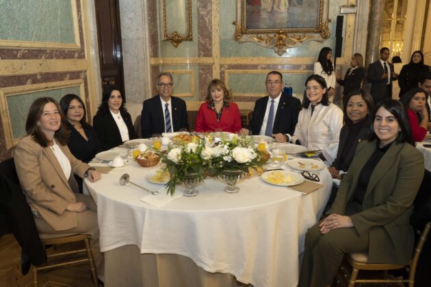 De izquierda a derecha, los señores Sheila Santos, Sonia Mordán, Mariel Bera, José Mármol, Antonia Antón de Hernández, Juan Manuel Martín de Oliva, Beatriz Sousa, Karina Vallejo y Rosanna Checo.