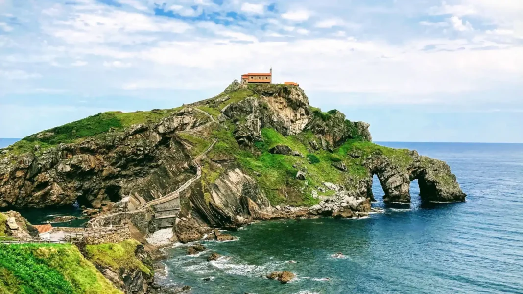 El monasterio de la isla de San Juan de Gaztelugatxe: Rocadragón ha ganado una renovada popularidad debido en parte a su aparición en la popular serie de 