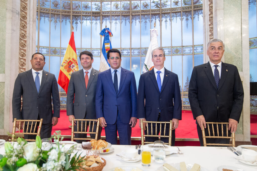 Ysidro García, vicepresidente ejecutivo senior de Negocios de Banreservas; Guillermo Méndez, ejecutivo del BHD; David Collado, ministro de Turismo; René Grullón, ejecutivo del Banco Popular Dominicano; y Juan Bancalari, presidente de Asonahores, anuncian los extraordinarios resultados de la República Dominicana en Fitur 2025.